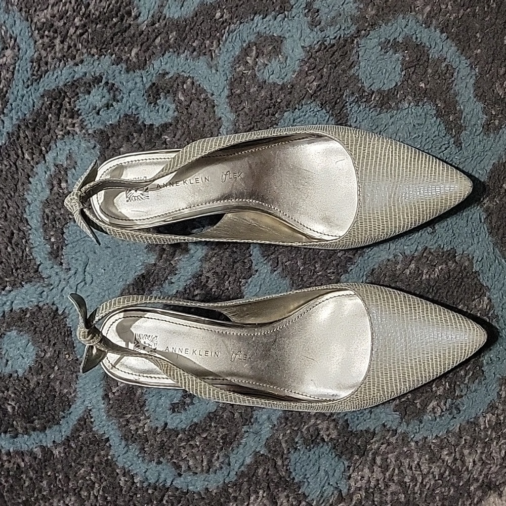 Anne Klein iflex sling back, low heel. Size 9, silver. Used.